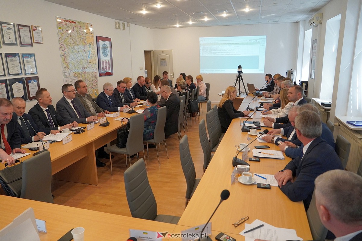 LX sesja Rady Powiatu w Ostrołęce [12.04.2023] - zdjęcie #25 - eOstroleka.pl