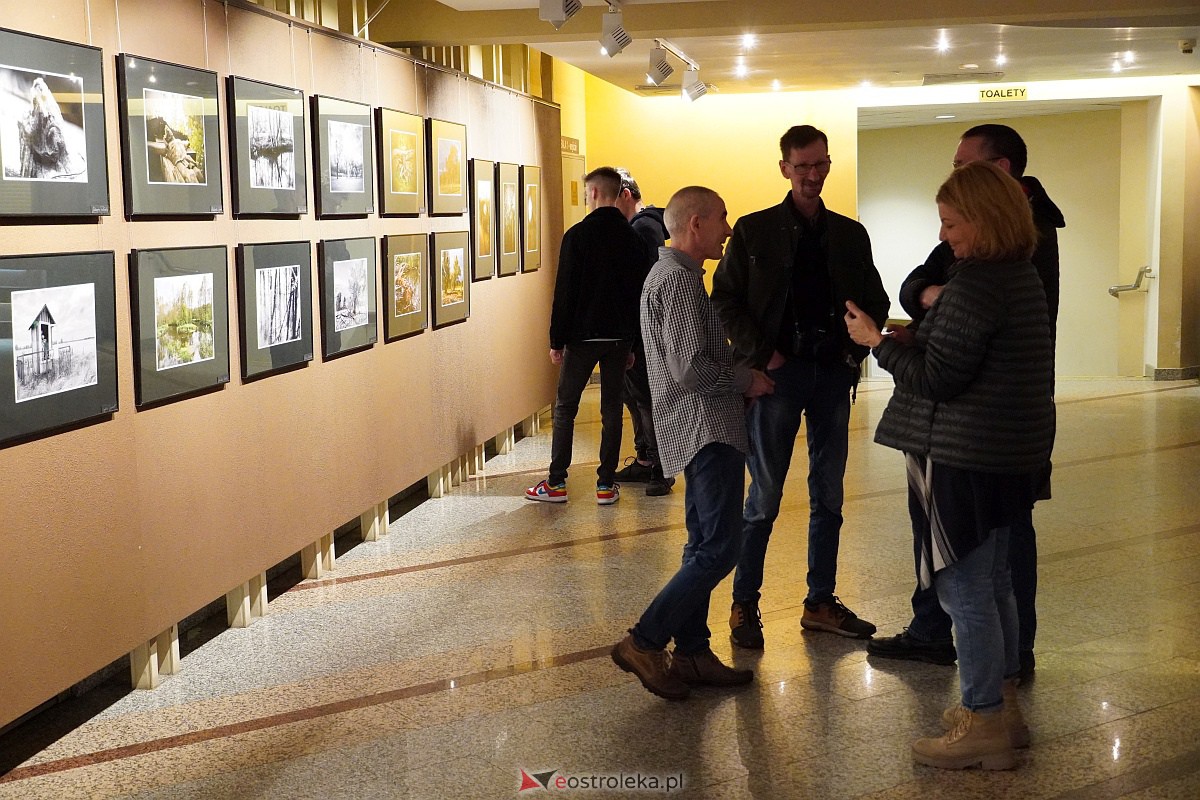 Wernisaż poplenerowej wystawy fotografii SZKWA [14.04.2023] - zdjęcie #10 - eOstroleka.pl