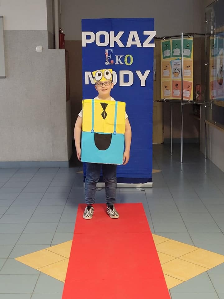 Pokaz mody ekologicznej w Szkole Podstawowej nr 2 w Ostrołęce - zdjęcie #12 - eOstroleka.pl