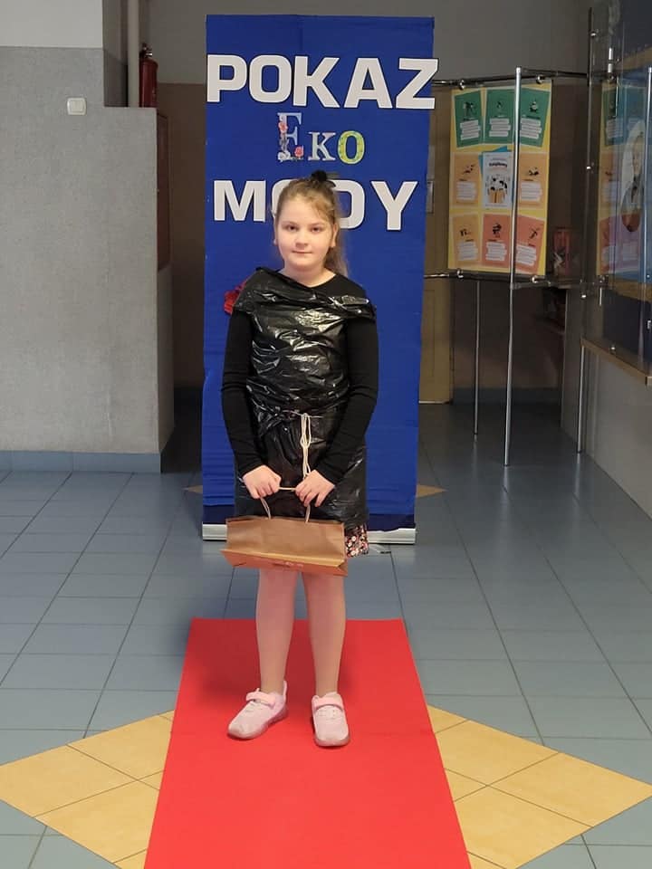 Pokaz mody ekologicznej w Szkole Podstawowej nr 2 w Ostrołęce - zdjęcie #33 - eOstroleka.pl