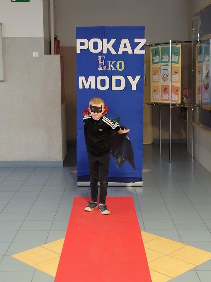 Pokaz mody ekologicznej w Szkole Podstawowej nr 2 w Ostrołęce - zdjęcie #35 - eOstroleka.pl