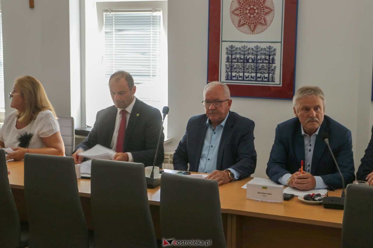 Sesja rady powiatu ostrołęckiego [10.08.2023] - zdjęcie #3 - eOstroleka.pl