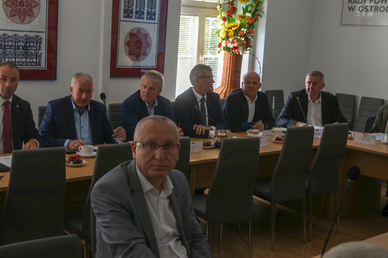 Sesja rady powiatu ostrołęckiego [10.08.2023] - zdjęcie #7 - eOstroleka.pl