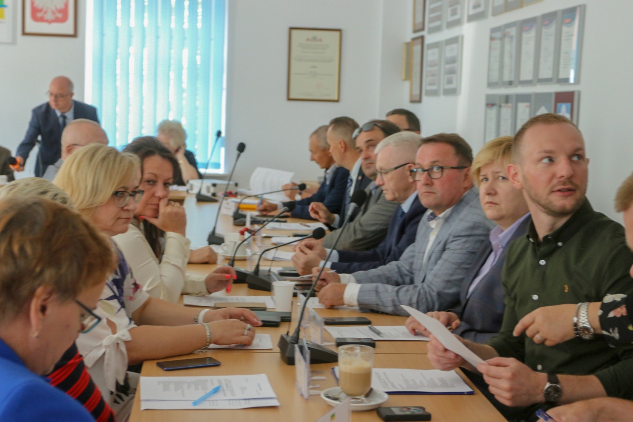 Sesja rady powiatu ostrołęckiego [10.08.2023] - zdjęcie #12 - eOstroleka.pl