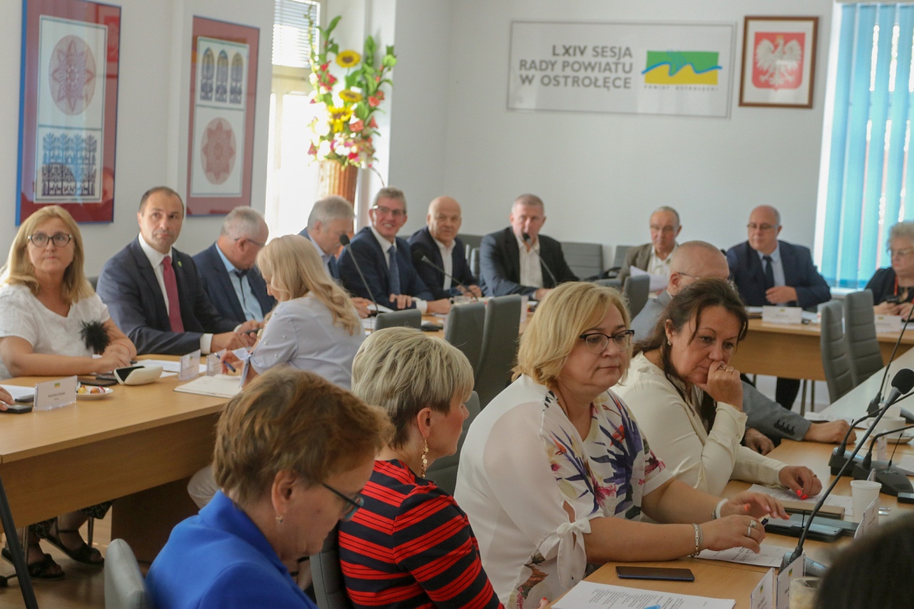 Sesja rady powiatu ostrołęckiego [10.08.2023] - zdjęcie #13 - eOstroleka.pl