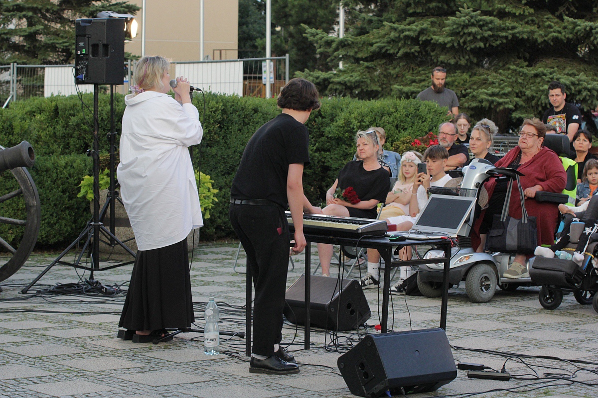 ART Czwartek na Placu Bema - Cozy Moss Wołanie [10.08.2023] - zdjęcie #11 - eOstroleka.pl