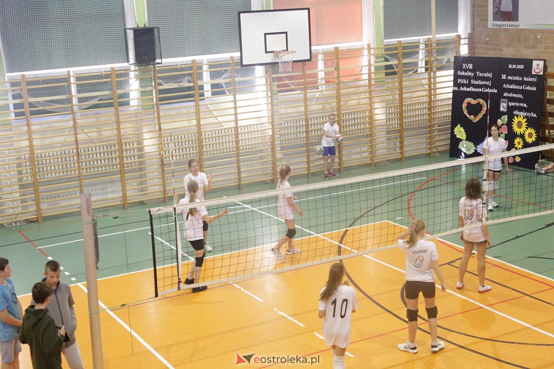 XVIII Szkolny Turniej Piłki Siatkowej im. Arkadiusza Gołasia [15.09.2023] - zdjęcie #11 - eOstroleka.pl
