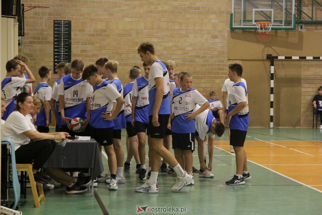 XVIII Szkolny Turniej Piłki Siatkowej im. Arkadiusza Gołasia [15.09.2023] - zdjęcie #39 - eOstroleka.pl