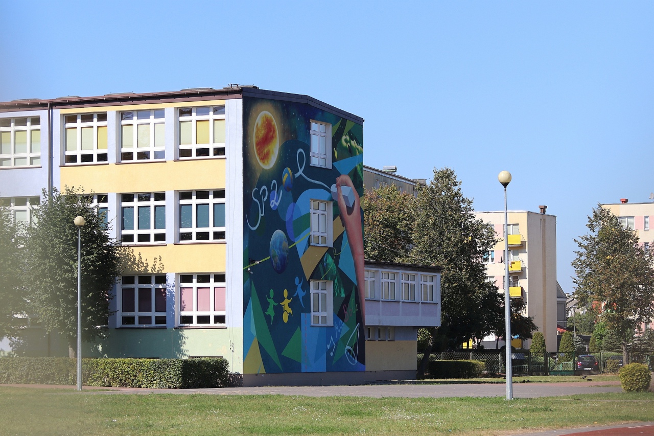 Mural na budynku SP 2 [16.09.2023] - zdjęcie #1 - eOstroleka.pl