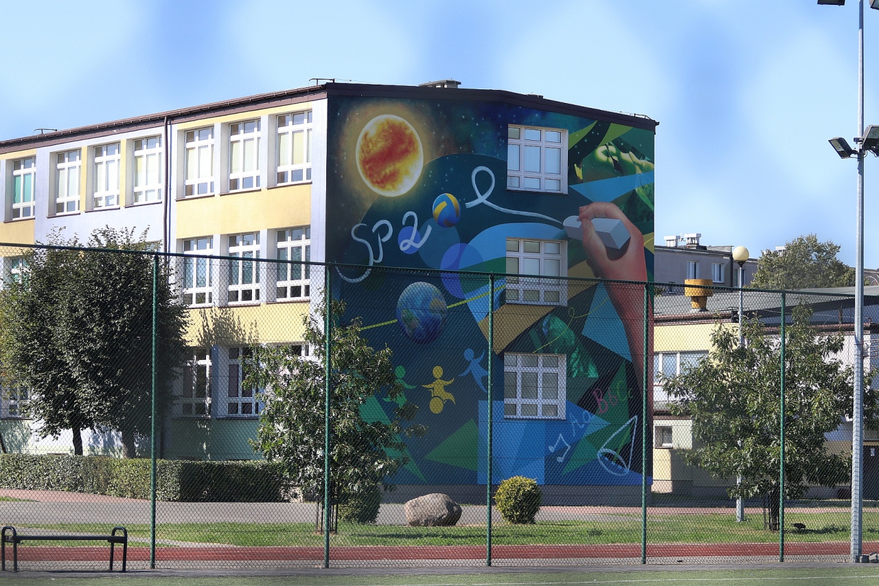Mural na budynku SP 2 [16.09.2023] - zdjęcie #2 - eOstroleka.pl