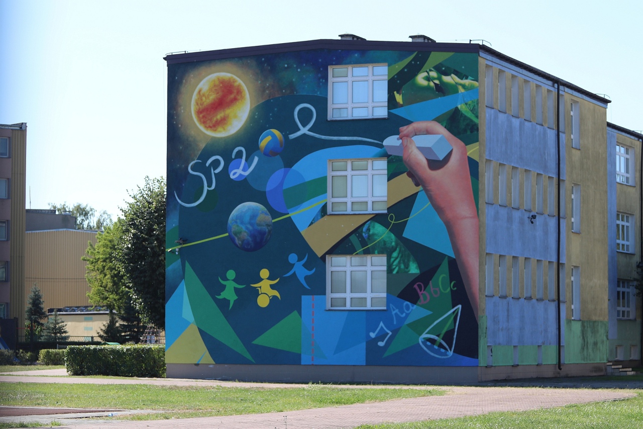 Mural na budynku SP 2 [16.09.2023] - zdjęcie #7 - eOstroleka.pl