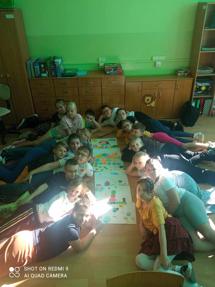 Dzień Kropki w Szkole Podstawowej nr 2. Wydarzenie pełne kreatywności i zabawy [ZDJĘCIA] - zdjęcie #15 - eOstroleka.pl
