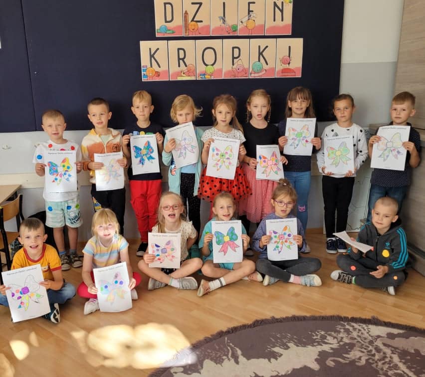 Dzień Kropki w Szkole Podstawowej nr 2. Wydarzenie pełne kreatywności i zabawy [ZDJĘCIA] - zdjęcie #18 - eOstroleka.pl
