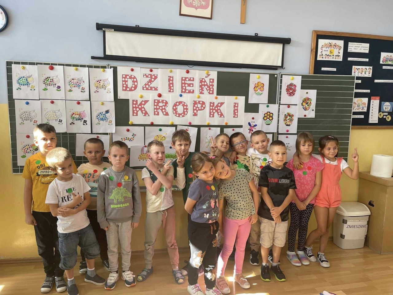Dzień Kropki w Szkole Podstawowej nr 2. Wydarzenie pełne kreatywności i zabawy [ZDJĘCIA] - zdjęcie #20 - eOstroleka.pl