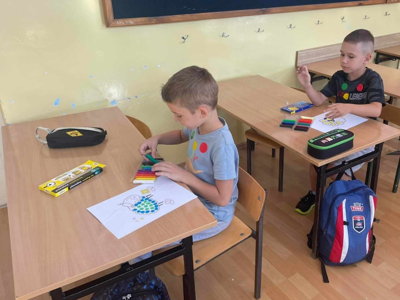 Dzień Kropki w Szkole Podstawowej nr 2. Wydarzenie pełne kreatywności i zabawy [ZDJĘCIA] - zdjęcie #21 - eOstroleka.pl