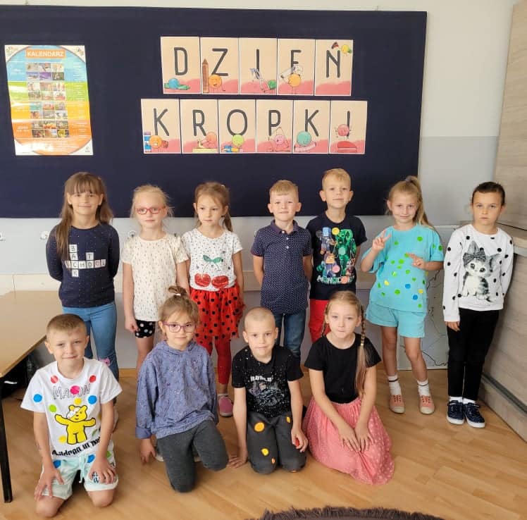 Dzień Kropki w Szkole Podstawowej nr 2. Wydarzenie pełne kreatywności i zabawy [ZDJĘCIA] - zdjęcie #28 - eOstroleka.pl