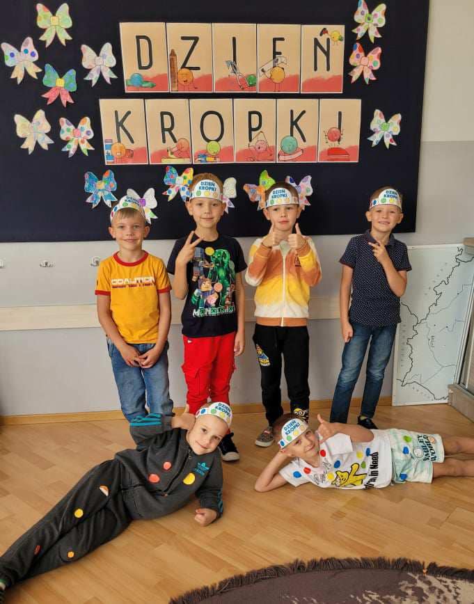 Dzień Kropki w Szkole Podstawowej nr 2. Wydarzenie pełne kreatywności i zabawy [ZDJĘCIA] - zdjęcie #38 - eOstroleka.pl