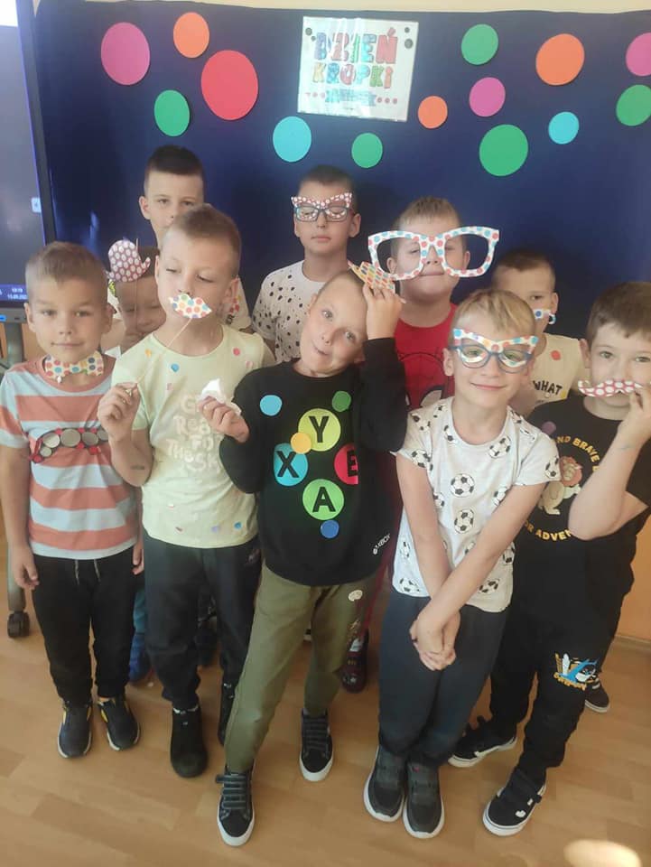 Dzień Kropki w Szkole Podstawowej nr 2. Wydarzenie pełne kreatywności i zabawy [ZDJĘCIA] - zdjęcie #39 - eOstroleka.pl