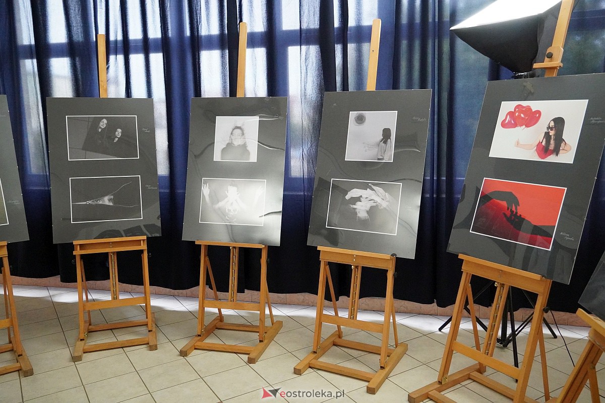Wernisaż wystawy prac uczniów Zespołu Szkół Zawodowych nr 3 klas o profilu fotografia i multimedia [9.10.2023] - zdjęcie #3 - eOstroleka.pl