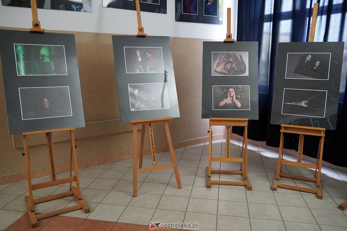 Wernisaż wystawy prac uczniów Zespołu Szkół Zawodowych nr 3 klas o profilu fotografia i multimedia [9.10.2023] - zdjęcie #4 - eOstroleka.pl