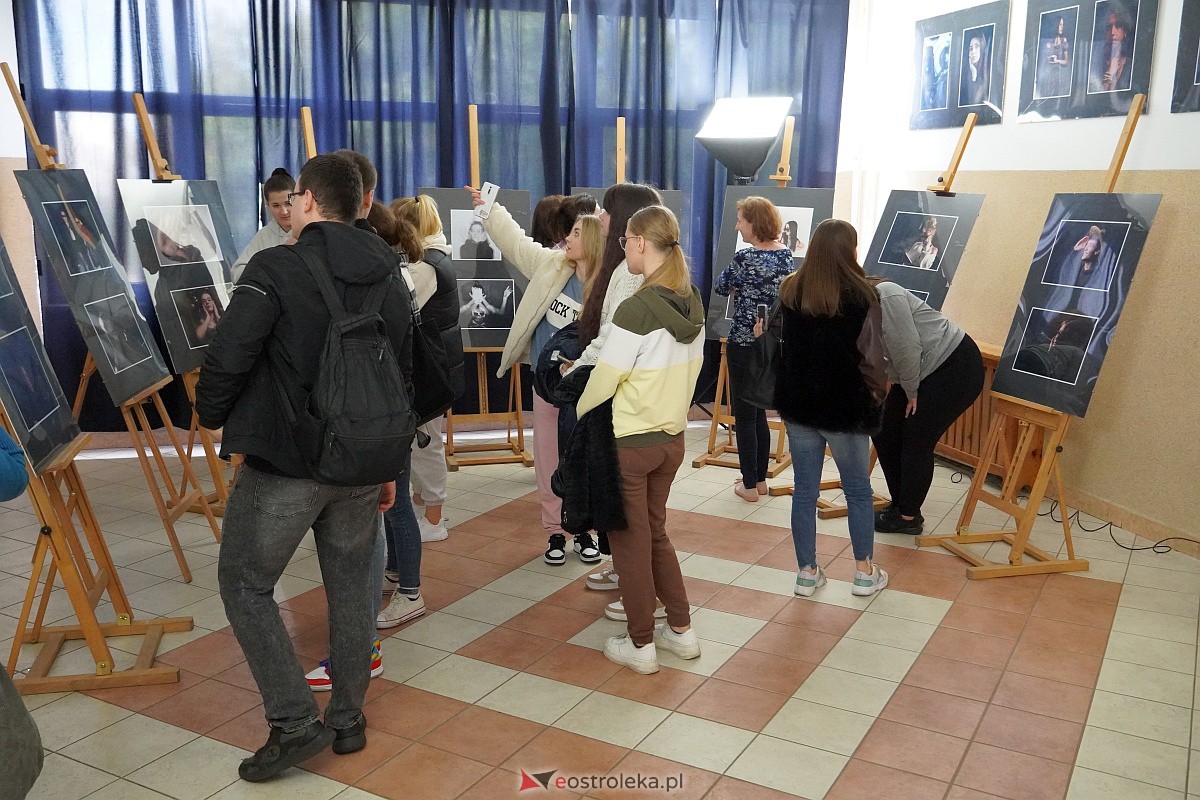 Wernisaż wystawy prac uczniów Zespołu Szkół Zawodowych nr 3 klas o profilu fotografia i multimedia [9.10.2023] - zdjęcie #8 - eOstroleka.pl