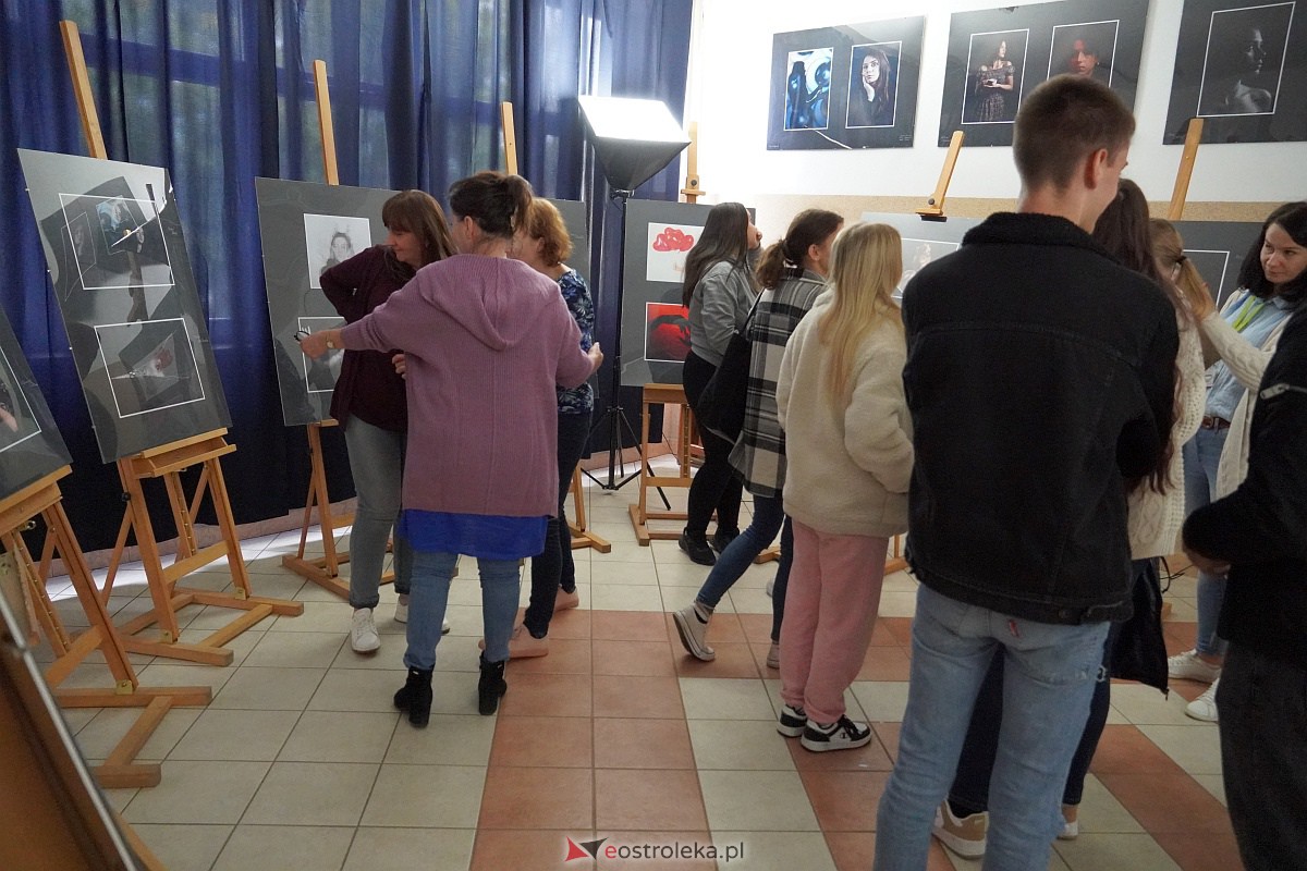 Wernisaż wystawy prac uczniów Zespołu Szkół Zawodowych nr 3 klas o profilu fotografia i multimedia [9.10.2023] - zdjęcie #11 - eOstroleka.pl
