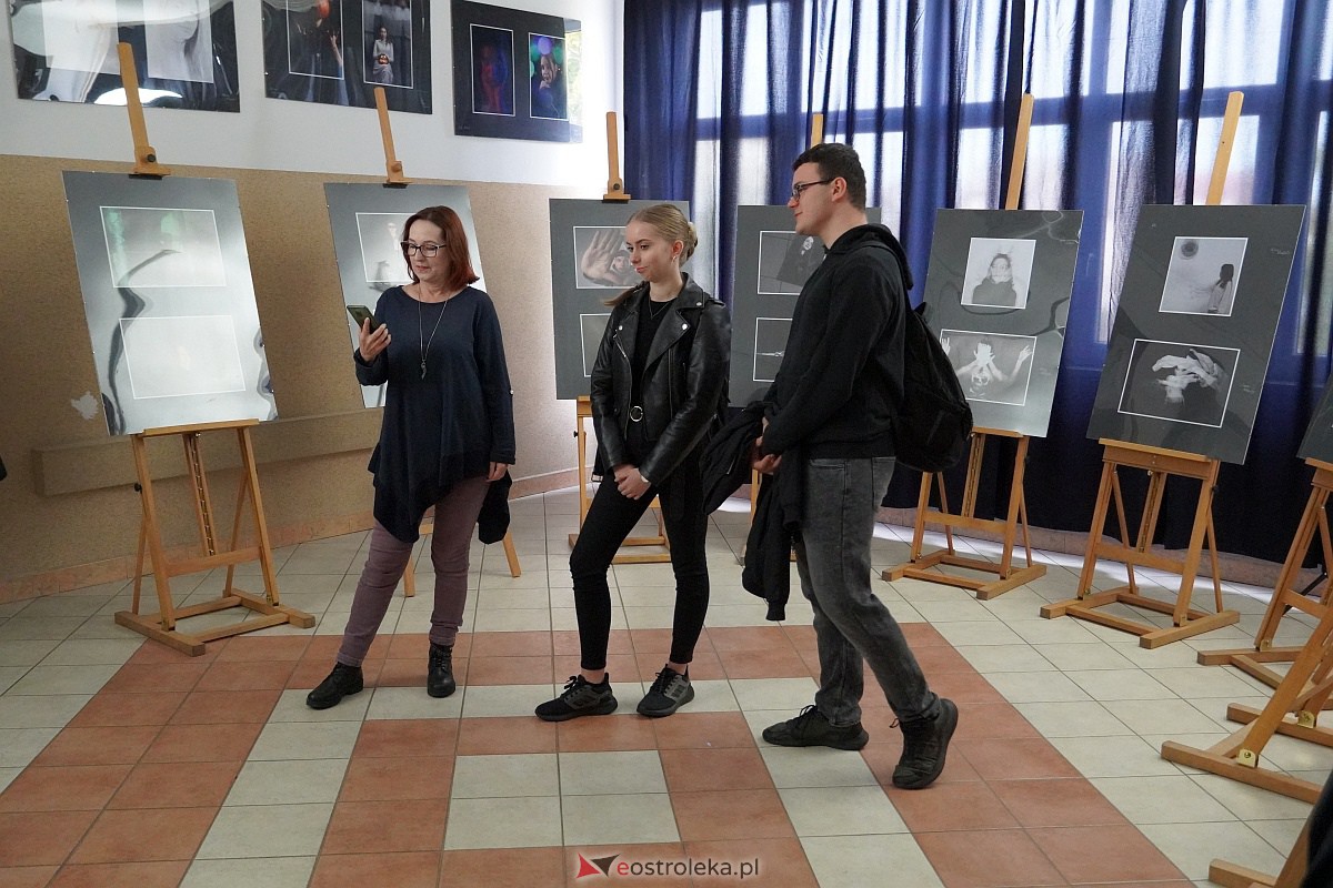 Wernisaż wystawy prac uczniów Zespołu Szkół Zawodowych nr 3 klas o profilu fotografia i multimedia [9.10.2023] - zdjęcie #23 - eOstroleka.pl