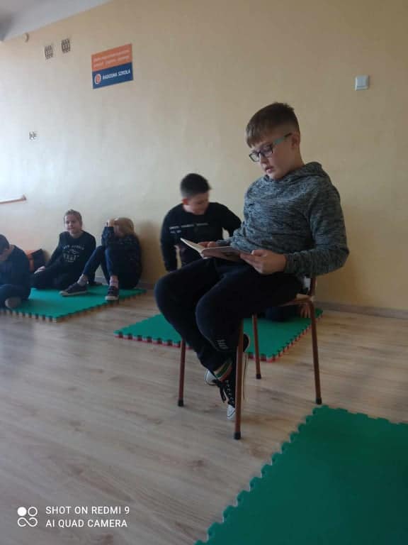 Czytająco zakręceni w Szkole Podstawowej nr 2 w Ostrołęce - zdjęcie #10 - eOstroleka.pl