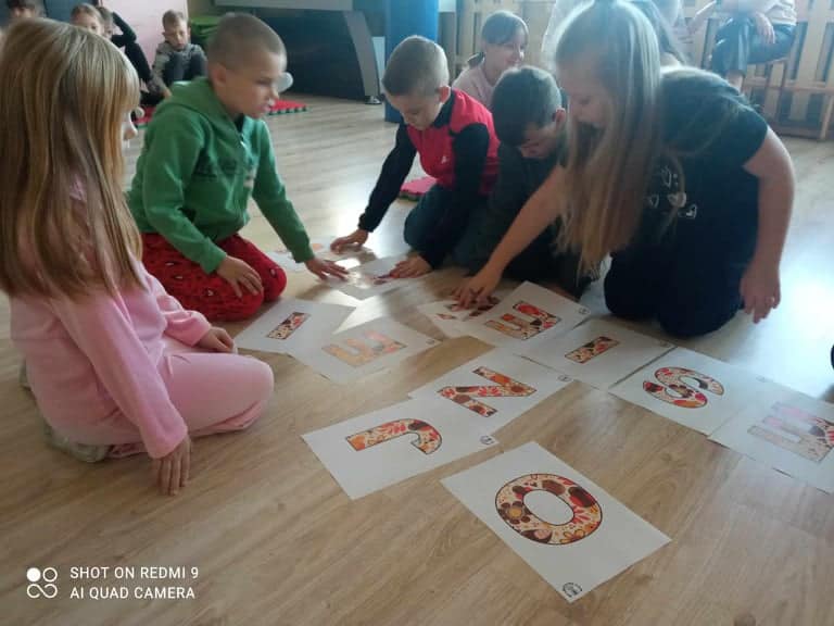 Czytająco zakręceni w Szkole Podstawowej nr 2 w Ostrołęce - zdjęcie #19 - eOstroleka.pl