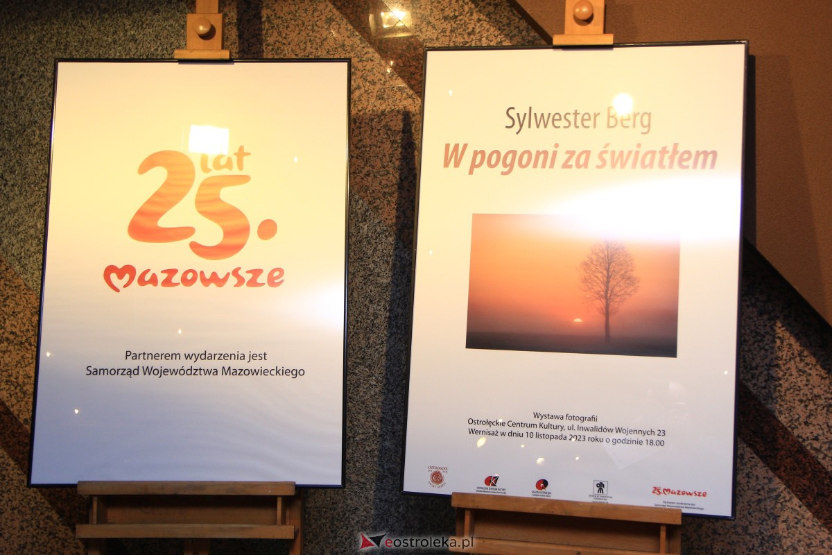 Wernisaż wystawy W pogoni za światłem w OCK [10.11.2023] - zdjęcie #1 - eOstroleka.pl