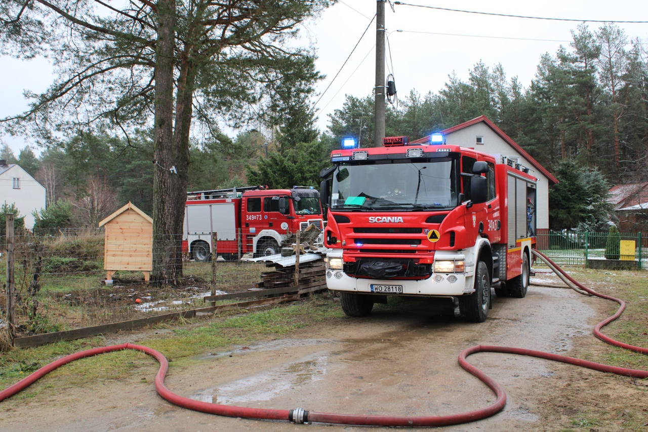 Siedem jednostek strażackich uratowało budynek mieszkalny w Ostrołęce [25.11.2023] - zdjęcie #2 - eOstroleka.pl