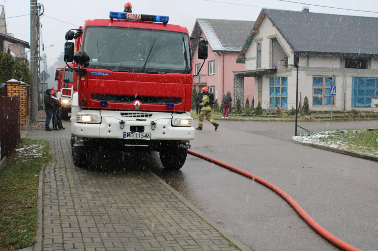 Siedem jednostek strażackich uratowało budynek mieszkalny w Ostrołęce [25.11.2023] - zdjęcie #4 - eOstroleka.pl