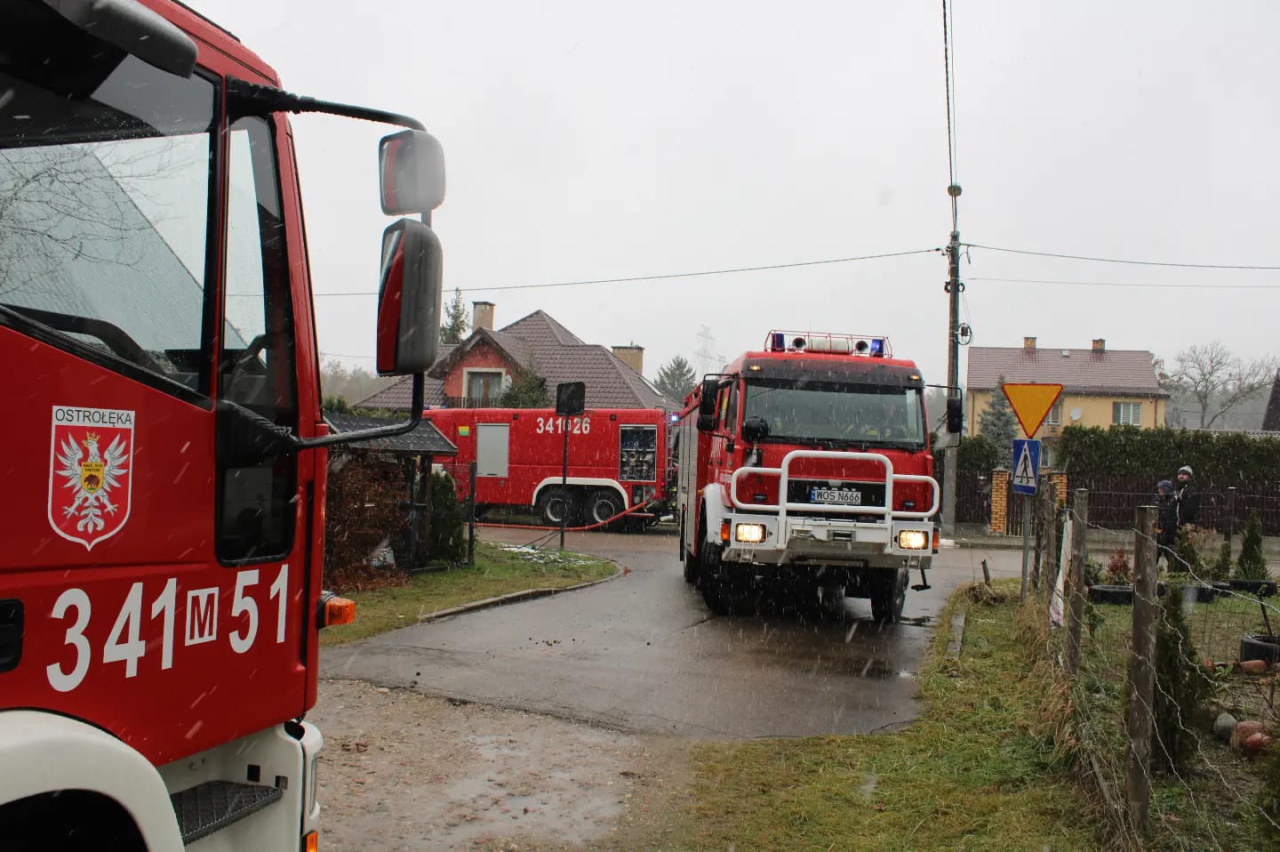 Siedem jednostek strażackich uratowało budynek mieszkalny w Ostrołęce [25.11.2023] - zdjęcie #5 - eOstroleka.pl
