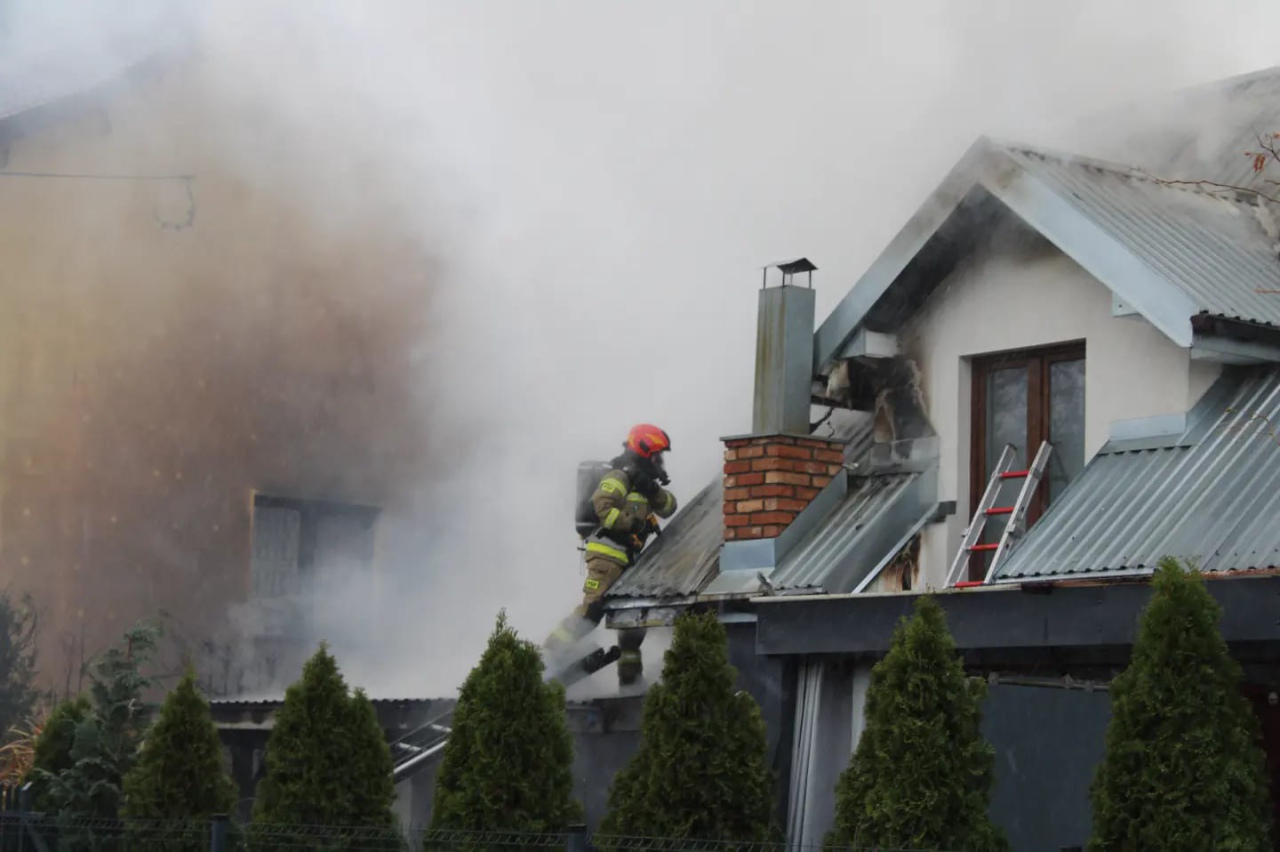 Siedem jednostek strażackich uratowało budynek mieszkalny w Ostrołęce [25.11.2023] - zdjęcie #6 - eOstroleka.pl