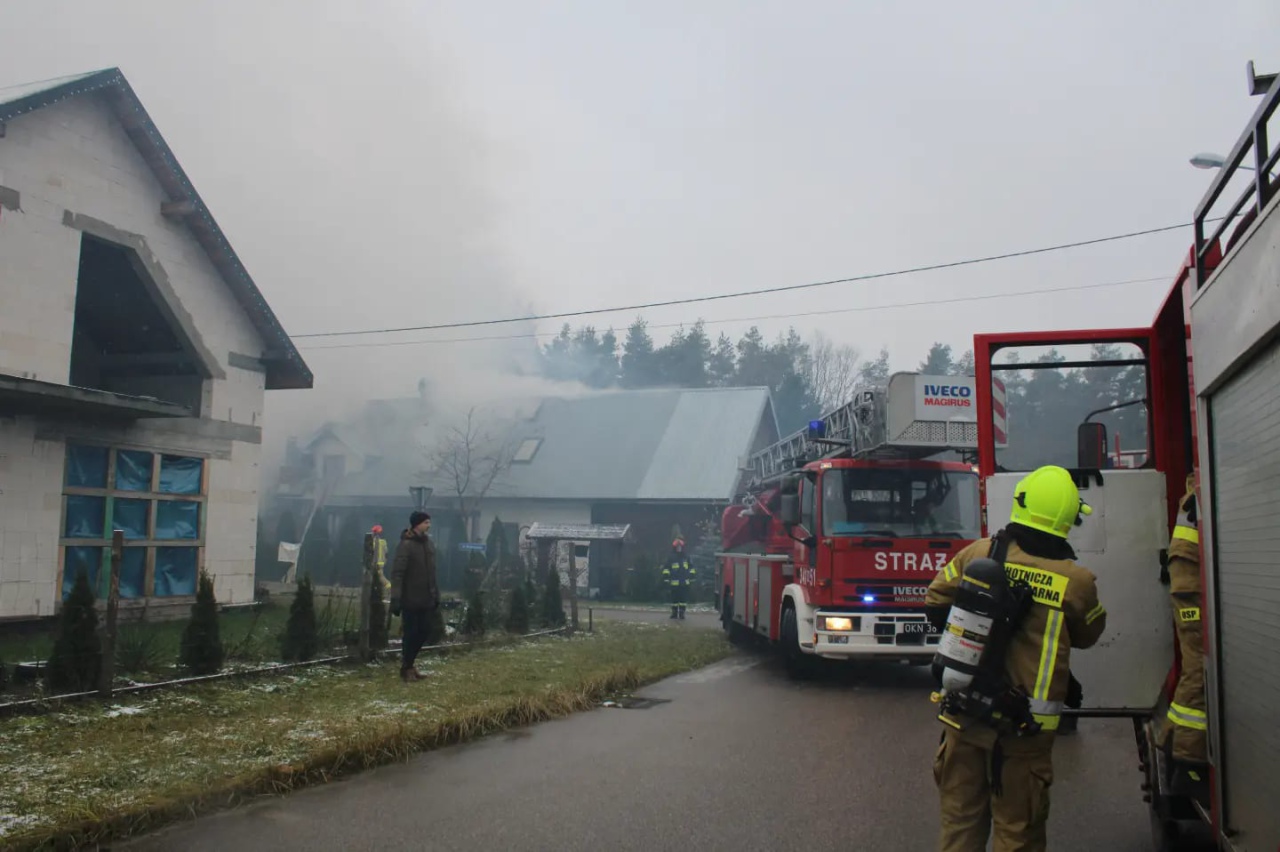 Siedem jednostek strażackich uratowało budynek mieszkalny w Ostrołęce [25.11.2023] - zdjęcie #8 - eOstroleka.pl