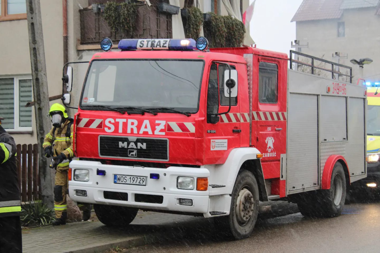 Siedem jednostek strażackich uratowało budynek mieszkalny w Ostrołęce [25.11.2023] - zdjęcie #10 - eOstroleka.pl