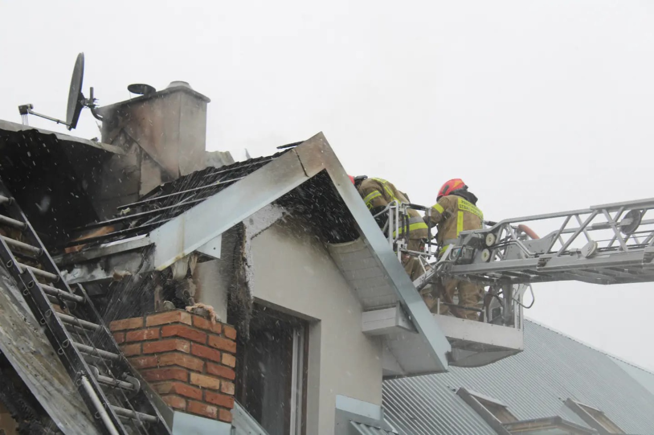 Siedem jednostek strażackich uratowało budynek mieszkalny w Ostrołęce [25.11.2023] - zdjęcie #11 - eOstroleka.pl