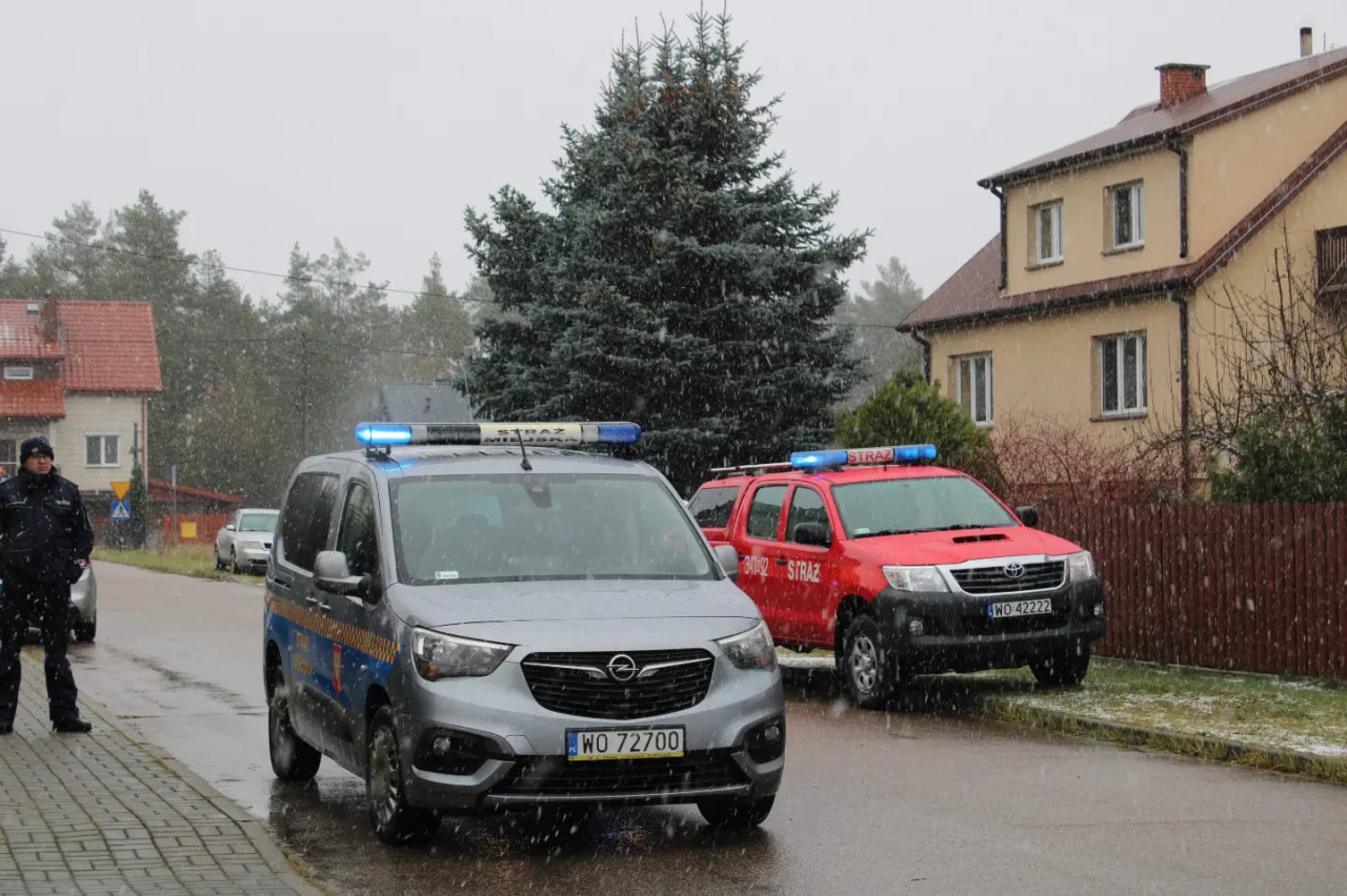 Siedem jednostek strażackich uratowało budynek mieszkalny w Ostrołęce [25.11.2023] - zdjęcie #12 - eOstroleka.pl