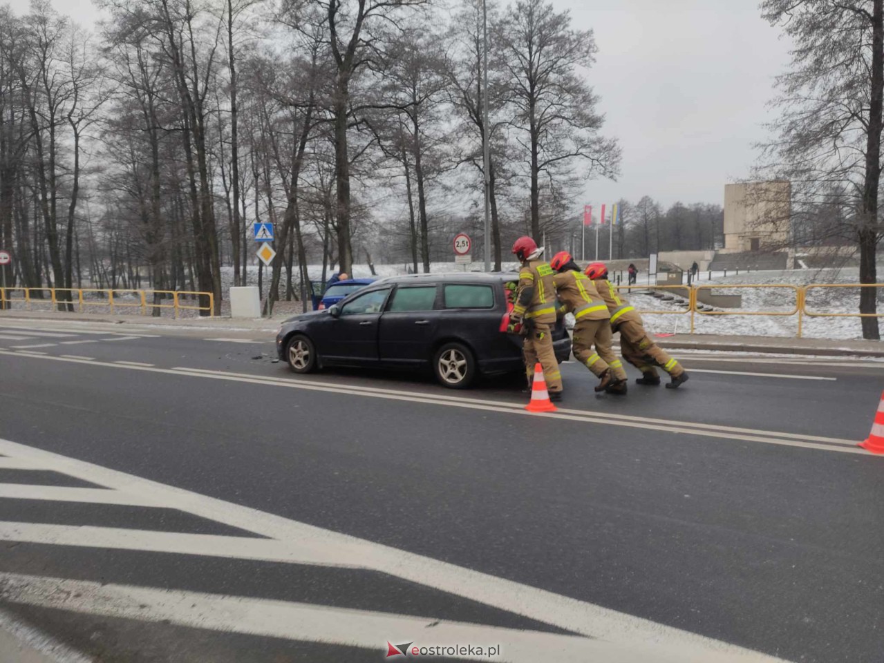 Wypadek na Warszawskiej w Ostrołęce [28.11.2023] - zdjęcie #2 - eOstroleka.pl