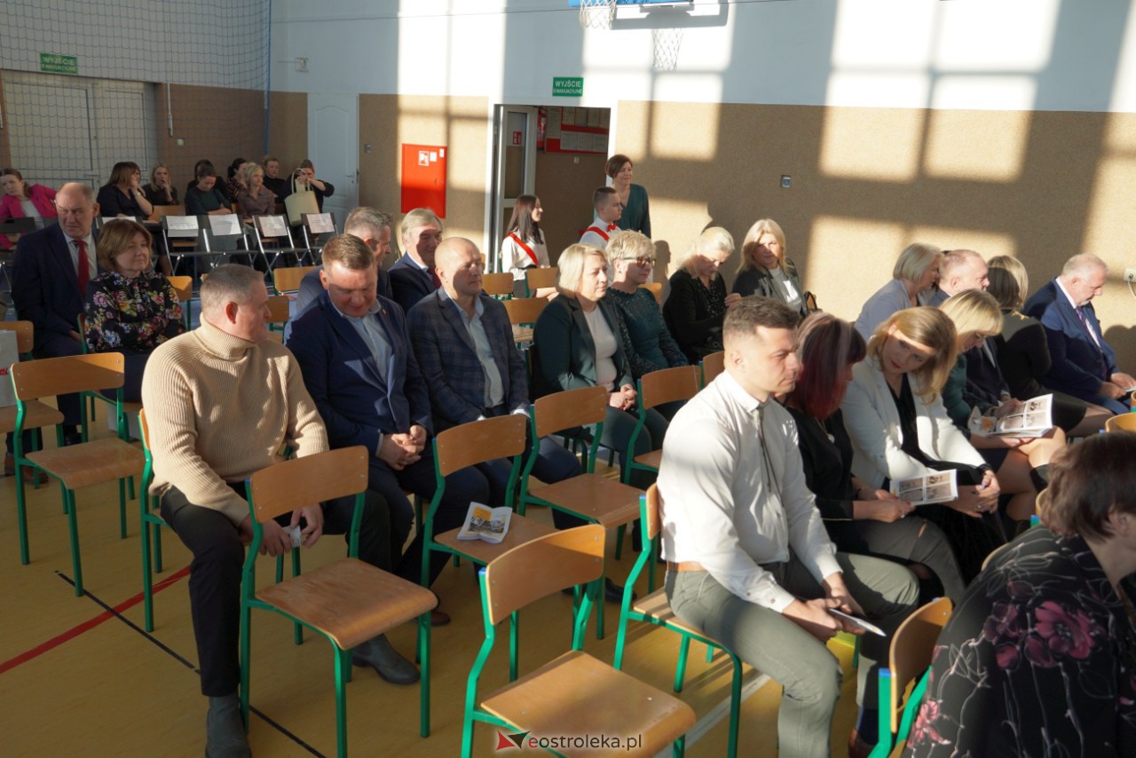 Uroczystość nadania imienia Janusza Korczaka Szkole Podstawowej w Ołdakach [29.11.2023] - zdjęcie #8 - eOstroleka.pl