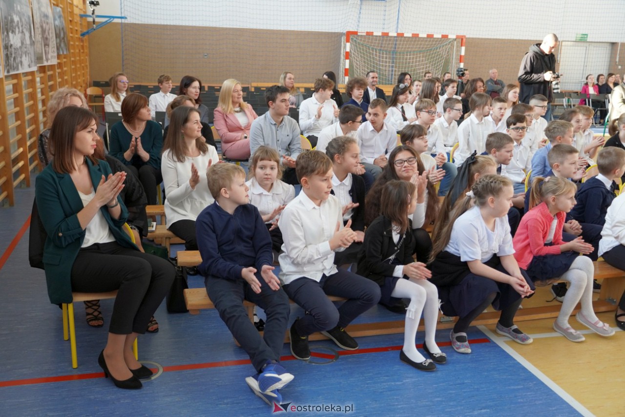 Uroczystość nadania imienia Janusza Korczaka Szkole Podstawowej w Ołdakach [29.11.2023] - zdjęcie #19 - eOstroleka.pl