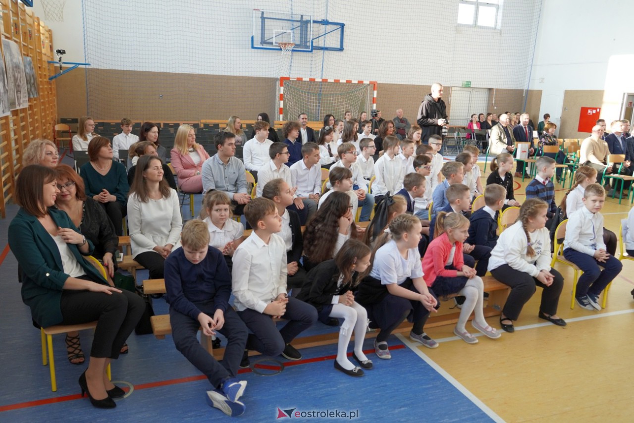 Uroczystość nadania imienia Janusza Korczaka Szkole Podstawowej w Ołdakach [29.11.2023] - zdjęcie #21 - eOstroleka.pl