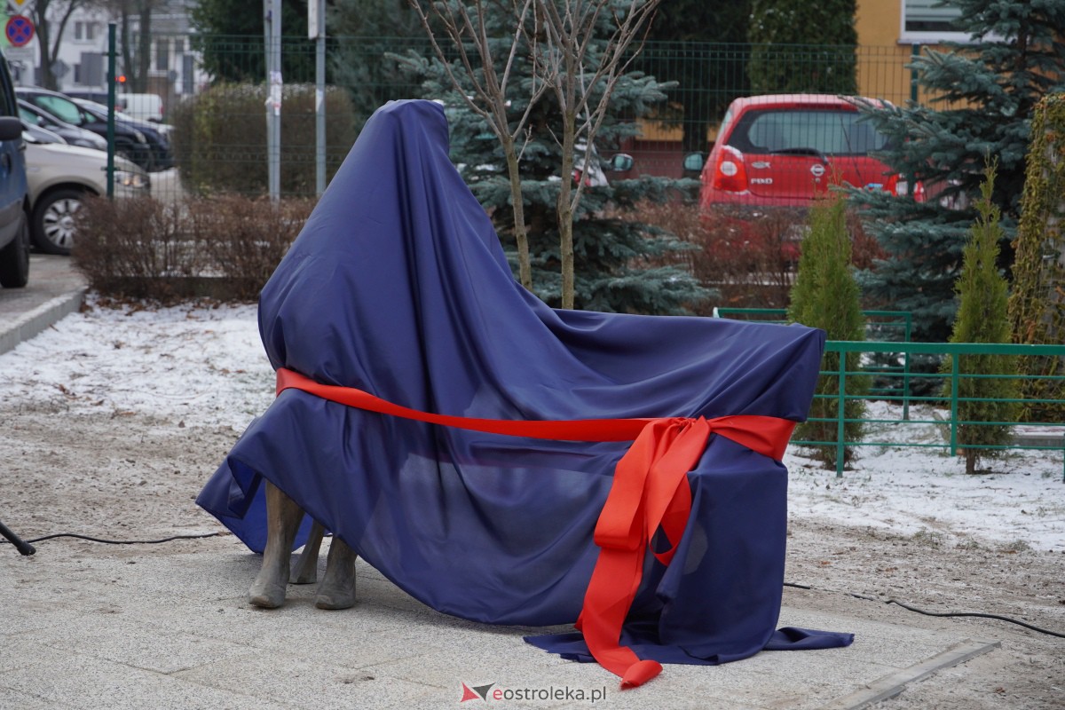 Uroczystość odsłonięcia Pomnika Ławeczki Zofii Niedziałkowskiej [1.12.2023] - zdjęcie #1 - eOstroleka.pl