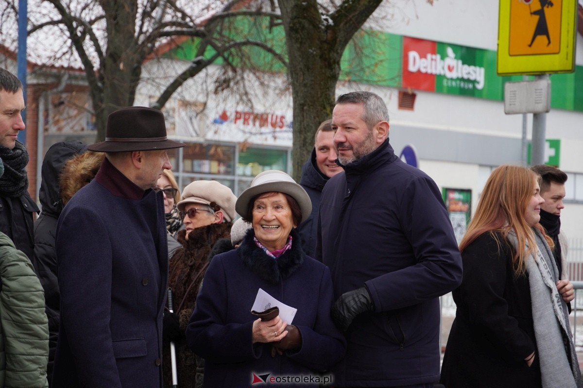 Uroczystość odsłonięcia Pomnika Ławeczki Zofii Niedziałkowskiej [1.12.2023] - zdjęcie #6 - eOstroleka.pl