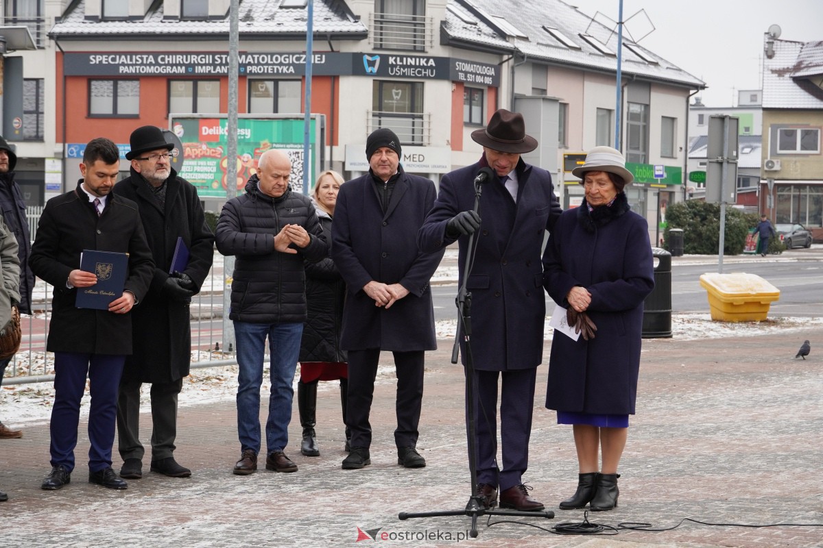 Uroczystość odsłonięcia Pomnika Ławeczki Zofii Niedziałkowskiej [1.12.2023] - zdjęcie #32 - eOstroleka.pl