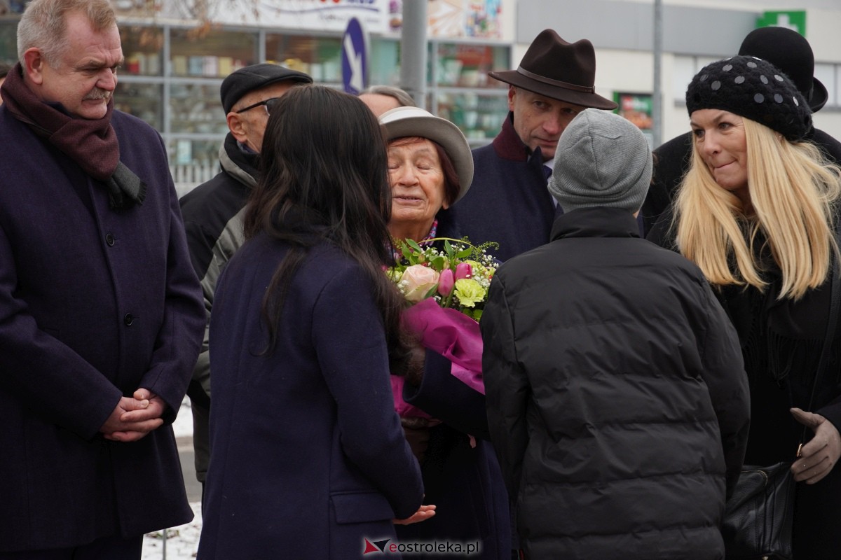 Uroczystość odsłonięcia Pomnika Ławeczki Zofii Niedziałkowskiej [1.12.2023] - zdjęcie #38 - eOstroleka.pl