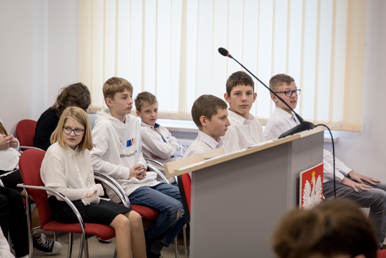 Młodzież ze Szkoły Podstawowej w Lelisie na Sesji Rady Gminy [5.12.2023] - zdjęcie #2 - eOstroleka.pl