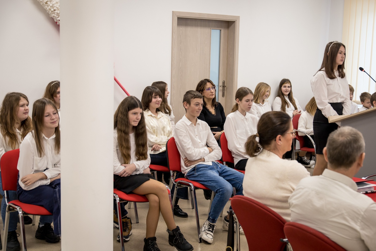 Młodzież ze Szkoły Podstawowej w Lelisie na Sesji Rady Gminy [5.12.2023] - zdjęcie #3 - eOstroleka.pl