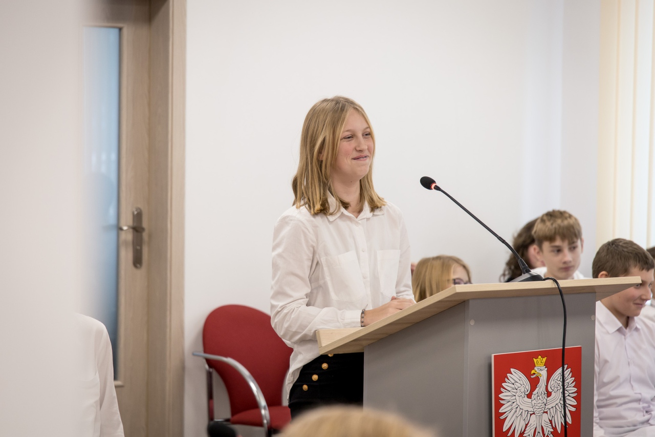 Młodzież ze Szkoły Podstawowej w Lelisie na Sesji Rady Gminy [5.12.2023] - zdjęcie #14 - eOstroleka.pl