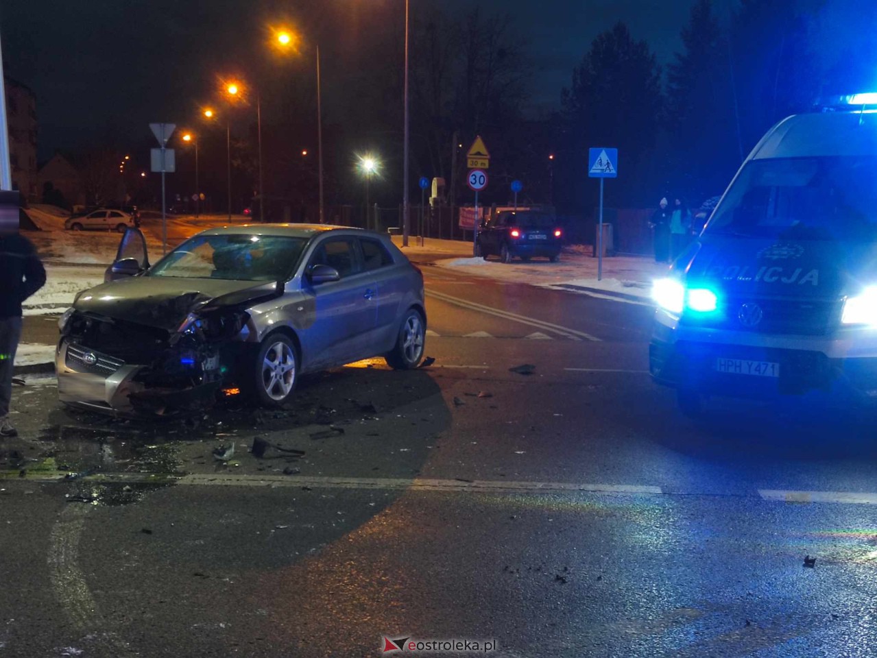 Uwaga kierowcy! Wypadek na ulicy Korczaka w Ostrołęce [05.12.2023] - zdjęcie #8 - eOstroleka.pl